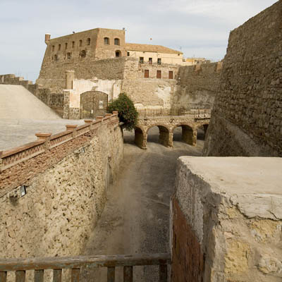 Imagen de la actuación 'Limpieza y Adecuación de murallas y baluartes de San José Bajo, San Fernando, Falsabraga y fosos de Carneros y Hornabeque'