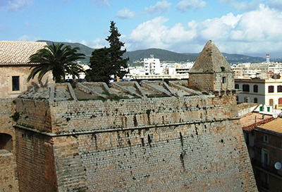 Imagen de la actuación 'Restauración de los Parapetos de las Murallas de Eivissa, Fase I'