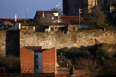 Imagen de la actuación 'Restauración de los tramos 6/7 y torres 7/8 del lienzo occidental de la Muralla de Coria'