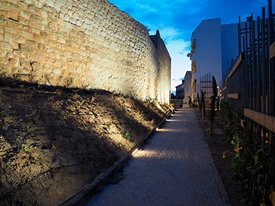 Imagen de la actuación 'Restauración de la muralla del postigo de Santa María y regeneración de su entorno'