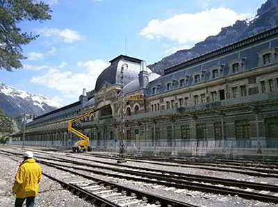 Imagen de la actuación 'Restauración para uso público de los andenes perimetrales y el vestíbulo de la estación internacional de Canfranc'