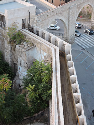 Imagen de la actuación 'Demolición de edificaciones anexas y restauración del tramo de la muralla entre el acueducto de los Arcos y la torre la Bombardera'